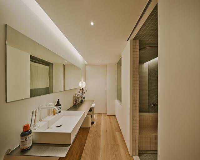 안방과 주방 사이에 있는 복도가 마치 아파트가 아닌 주택의 풍경 같다. 널찍한 조적욕조를 만들고, 세면대, 화장실 공간을 각각 구분했다. 박수환 건축사진작가 제공