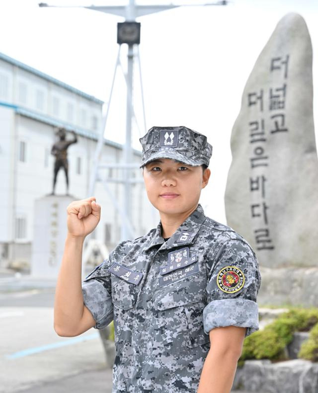 여성 최초로 심해잠수사 휘장을 거머쥔 문희우 해군 중위. 해군 제공