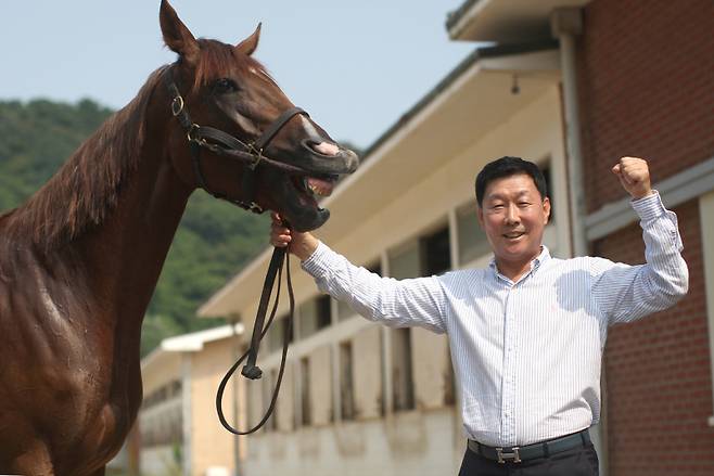 한국경마 최초 1500승 대기록 주인공 김영관 조교사. 한국마사회