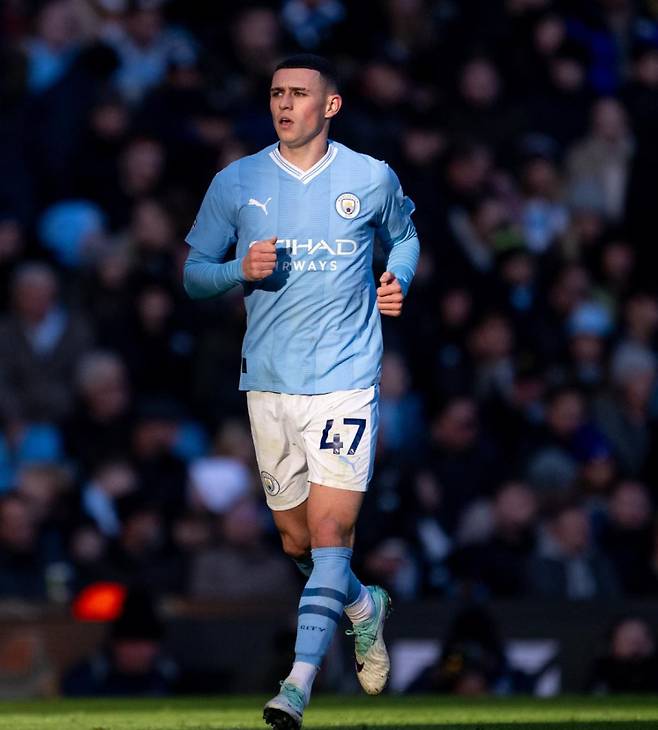 맨시티 공격의 핵심인 필 포든의 스쿼드 넘버는 다소 뜬금없는 숫자인 47번이다. 여기에는 특별한 의미가 담겨있다. 포든의 할아버지 로니는 47세를 일기로 세상을 떠났고, 그를 기리기 위해 포든은 #47 셔츠를 입는 것이다. 2021년 세르히오 아구에로가 클럽을 떠날 때, 포든은 아구에로의 10번 셔츠를 제안받았다. 하지만 포든은 “10번 셔츠의 중요성을 너무 잘 알지만, 저는 저만의 유산인 47번을 유지하고 싶습니다”라고 밝혔다. 10번 셔츠는 결국 아스톤 빌라에서 이적해 온 잭 그릴리쉬에게 돌아갔다. 사진=포든 인스타그램