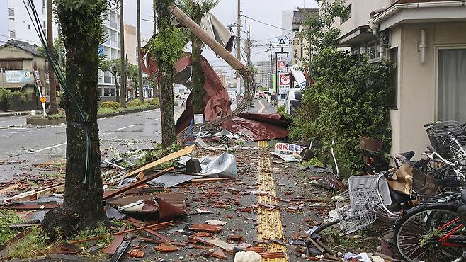 태풍으로 깨진 기와 나뒹구는 日 미야자키 거리 [사진 제공:연합뉴스]