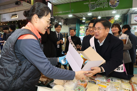 지난 2월, 박강수 마포구청장이 설 명절을 맞아 망원시장을 방문해 제수용품을 구입하고 있다. [사진=마포구청]