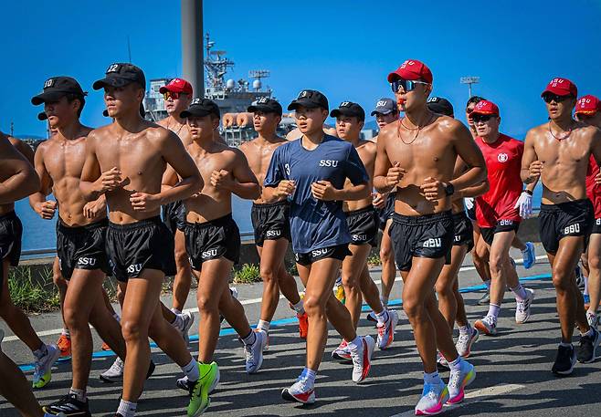 문희우 대위(진)이 훈련기간 중 20km 뜀걸음을 하고 있다. 사진 해군