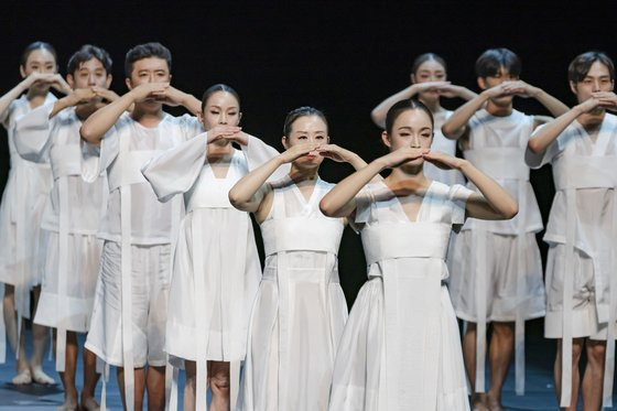 국립무용단 '행 플러스마이너스' 공연 사진. 일렬로 선 무용수들이 궁중 무용 '춘앵무'를 모티프로 한 안무를 추고 있다. 사진 국립극장