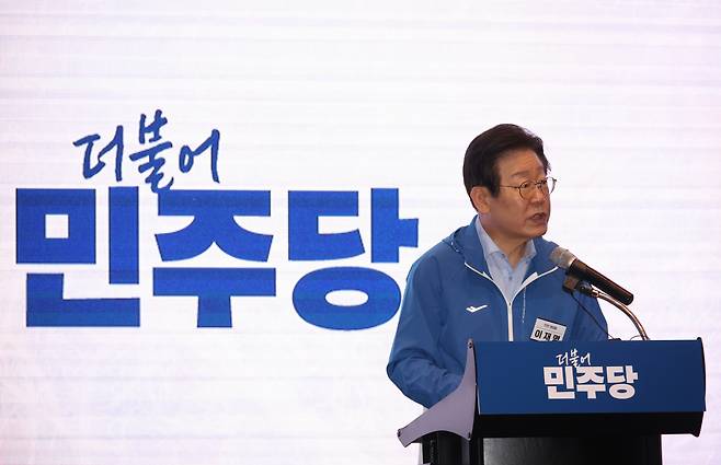 Democratic Party of Korea Rep. Lee Jae-myung speaks during the opposition party retreat in Incheon on Thursday. (Yonhap)