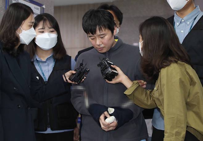 Jeon Joo-hwan, who murdered a female former colleague in a women's toilet area in Sindang Station in Seoul is referred to the prosecution at the Seoul Namdaemun Police Precinct in central Seoul in 2022. [YONHAP]