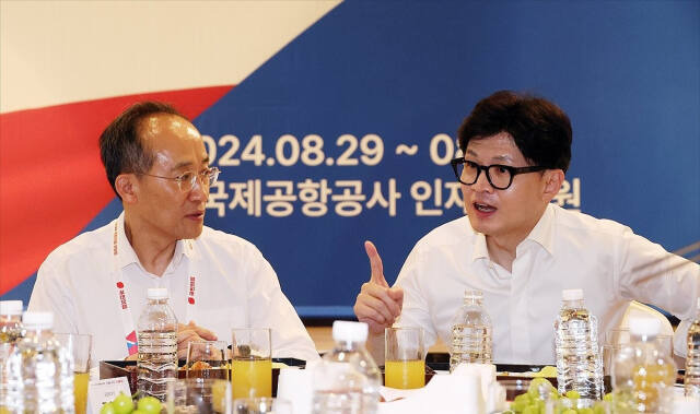 국민의힘 한동훈 대표와 추경호 원내대표를 비롯한 의원들이 지난 29일 오후 9월 정기국회를 앞두고 인천 중구 용유로 인천국제공항공사 인재개발원에서 열린 2024 국민의힘 국회의원 연찬회애서 대화하고 있다. 연합뉴스