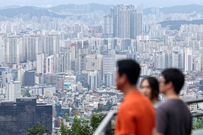 국토부가 주거정책심의위원회의 심의를 거친 '제3차 장기 주거종합계획'을 확정 발표했다. 사진은 서울시내 아파트 밀집 지역. /사진=뉴스1