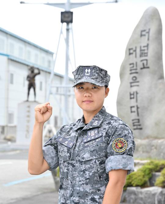 해난구조 기본과정을 수료하고 여군 최초로 심해잠수사(SSU)가 된 문희우 대위(진급예정자)가 ‘더 넓고 더 깊은 바다로’ 비석 앞에서 포즈를 취하고 있다. 해군 제공