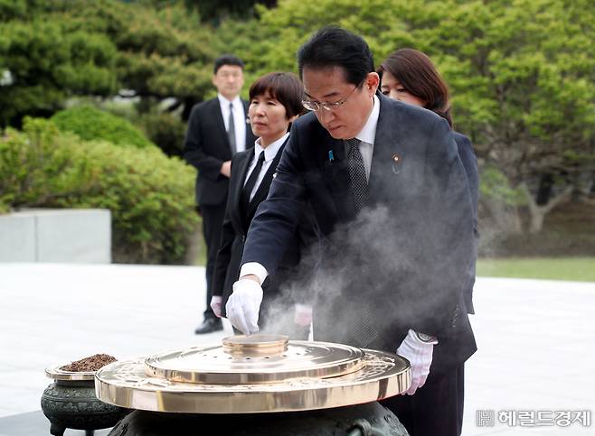 지난해 5월 서울 동작구 국립서울현충원에서 방한 일정을 시작한 기시다 후미오 일본 총리가 분향을 하고 있다. 사진공동취재단