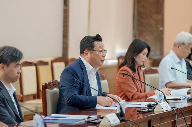 주형환 저출산고령사회위원회 부위원장이 30일 정부서울청사에서 열린 제3차 인구 비상대책회의를 주재하고 있다.[저출산고령사회위원회 제공]