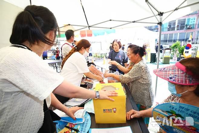 [의왕=뉴시스] 의왕 도깨비시장이 특화상품 '강된장' 출시 시식회와 홍보행사를 열었다. (사진=의왕시 제공). *재판매 및 DB 금지