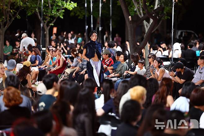 [서울=뉴시스] 김근수 기자 = 30일 저녁 서울 광진구 뚝섬한강공원에서 열린 2024 서울패션로드 뚝섬 보타닉 패션쇼에서 모델이 워킹을 하고 있다. 2024.08.30. ks@newsis.com