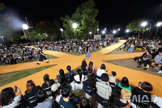 [서울=뉴시스] 김근수 기자 = 30일 저녁 서울 광진구 뚝섬한강공원에서 열린 2024 서울패션로드 뚝섬 보타닉 패션쇼에서 모델이 워킹을 하고 있다. 2024.08.30. ks@newsis.com