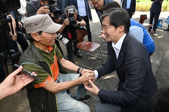 오는 10월 전남 곡성·영광군수 재보궐선거를 앞두고 전남 지역을 찾은 조국 조국혁신당 대표가 30일 곡성군 옥과면에서 지역 어르신들을 만나 인사를 나누고 있다. 곡성=뉴시스