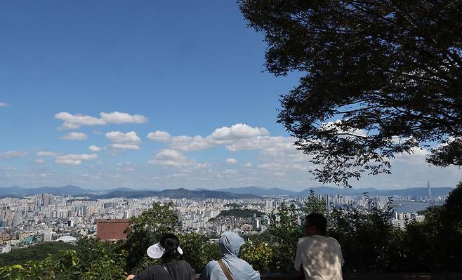 [포토] 맑고 푸른 서울 하늘 처서와 말복이 지나고 더위가 한풀 꺽인 가운데 30일 서울 남산을 찾은 관광객들이 맑고 푸른 가을하늘을 보며 휴식을 취하고 있다.