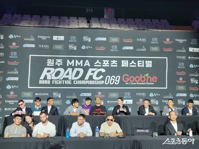 30일 원주종합체육관에서 로드FC 글로벌 토너먼트로 펼쳐질 ‘굽네 로드FC 069’ 대회의 공식 계체 행사가 열렸다. PART1에 출전하는 14명의 선수가 계체를 마친 뒤 기자회견에 참가한 모습. 원주｜장은상 기자 award@donga.com