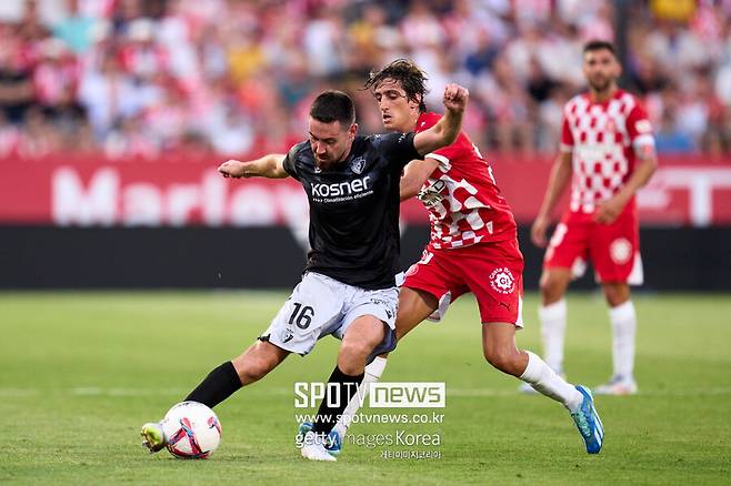 ▲ 이날 승리의 주역은 브라이언 힐이었다. 힐은 전반 34분 오른쪽에서 올라온 날카로운 크로스를 향해 달려든 뒤, 정확한 슬라이딩 슈팅으로 오사수나의 골망을 갈랐다. 지로나 이적 후 데뷔골이었다. 여기에 더해 힐은 이날 패스 성공률 92%와 슈팅 2회, 찬스 메이킹 1회를 기록하는 등 종횡무진 활약을 펼쳤다.