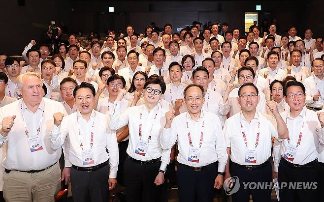 파이팅 외치는 국민의힘 의원들 (영종도=연합뉴스) 김주성 기자 = 국민의힘 한동훈 대표와 추경호 원내대표를 비롯한 의원들이 29일 오후 인천 영종도 인천국제공항공사 인재개발원에서 열린 국회의원 연찬회에서 기념촬영 하고 있다. 2024.8.29 utzza@yna.co.kr