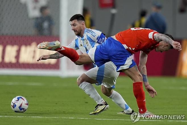 칠레 수비망 돌파하는 메시. 그는 20여년간 축구 구단 FC바르셀로나에서 활약했다. (이스트러더퍼드 AP=연합뉴스) 아르헨티나 슈퍼스타 리오넬 메시가 2024년 6월 25일(현지 시각) 미국 뉴저지주 이스트러더퍼드의 메트라이프 스타디움에서 열린 남미축구선수권대회 조별리그 칠레전에서 수비수를 제치고 있다. 메시는 20여년간 유럽 FC바르셀로나에서 활약했다. 바르셀로나는 협동조합 방식으로 운영되고 있다.