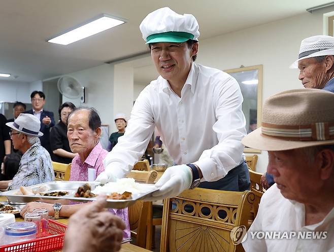 배식하는 조국 대표 (곡성=연합뉴스) 조남수 기자 = 조국혁신당 조국 대표가 30일 전남 곡성 옥과면 노인회 경로식당에서 어르신들에게 점심 배식을 하고 있다. 2024.8.30 iso64@yna.co.kr