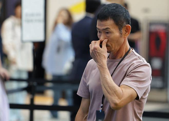 축구 국가대표 손흥민의 부친 손웅정 감독이 6일 오후 서울 영등포 타임스퀘어에서 열린 아디다스 F50 발매 기념 팬미팅 행사장을 찾아 자리로 향하고 있다. 사진=연합뉴스