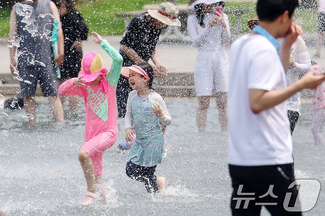 토요일인 31일 충북과 세종은 대체로 맑고 낮 최고기온이 33도까지 올라가겠다.(사진은 기사와 무관함)/뉴스1