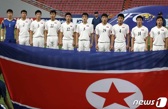 북한 U-23 축구대표팀 선발 선수들이 지난 2020년 태국 방콕 라자망갈라 스타디움에서 열린 '2020 AFC U-23 챔피언십' 베트남과 북한의 조별리그 3차전 경기에 앞서 북한 국가를 부르고 있는 모습. 2020.1.17/뉴스1 ⓒ News1 민경석 기자