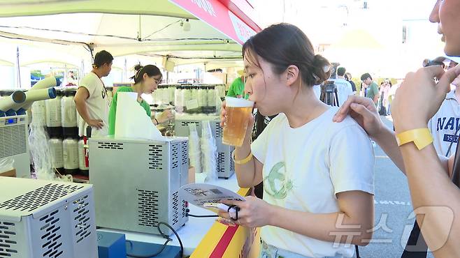 한 방문객이 예산맥주축제장에서 맥주를 마시고 있다.(예산군 제공) /뉴스1