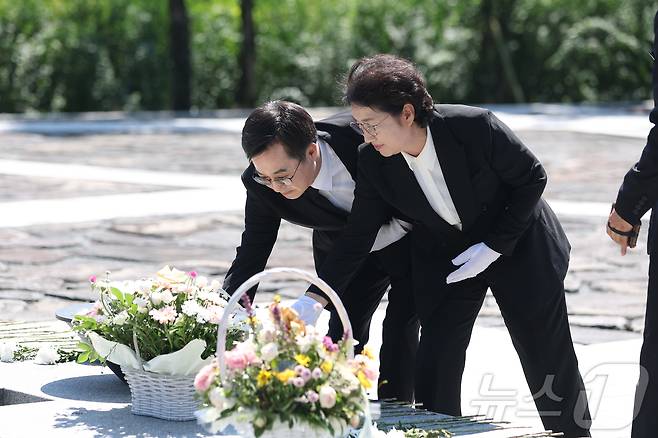 김동연 경기도지사가 31일 부인 정우영 여사와 함께 노무현 전 대통령 묘소에 참배하고 있다(경기도 제공). 2024.8.31