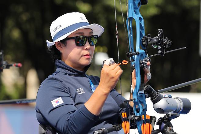 양궁 대표팀 최나미가 29일(현지시간) 프랑스 파리 앵발리드에서 열린 2024 파리 패럴림픽 양궁 여자 컴파운드(W2 등급) 랭킹라운드를 치르고 있다. 사진 | 대한장애인체육회