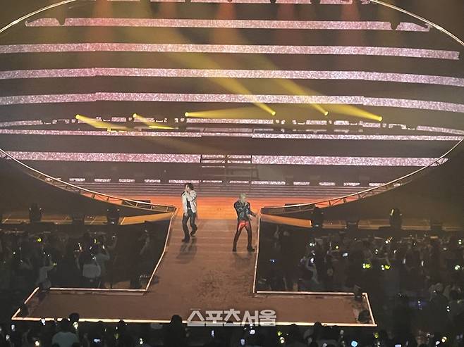태양과 대성이 31일 서울 송파구 올림픽홀에서 열린 단독콘서트 ‘태양 2024 투어 더 라이트 이어(TAEYANG 2024 TOUR [THE LIGHT YEAR])’에서 빅뱅 히트곡을 부르며 팬들을 열광케했다. 사진 | 원성윤 기자 socool@sportsseoul.com