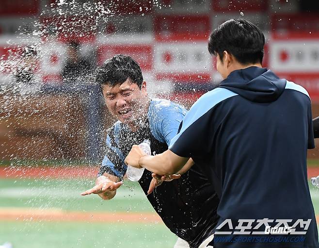 30일 서울 고척스카이돔에서 열린 롯데-키움전. 롯데가 8대2로 승리하며 정현수가 프로 데뷔 첫 승을 거뒀다. 동료들이 정현수에게 물을 뿌리며 축하하고 있다. 고척=정재근 기자 cjg@sportschosun.com/2024.8.30/