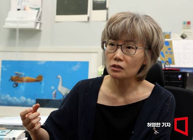 '대전은 왜 노잼도시가 되었나'를 쓴 주혜진 대전세종연구원 선임연구원이 연구원 집무실에서 아시아경제와 인터뷰하고 있다. 사진=허영한 기자