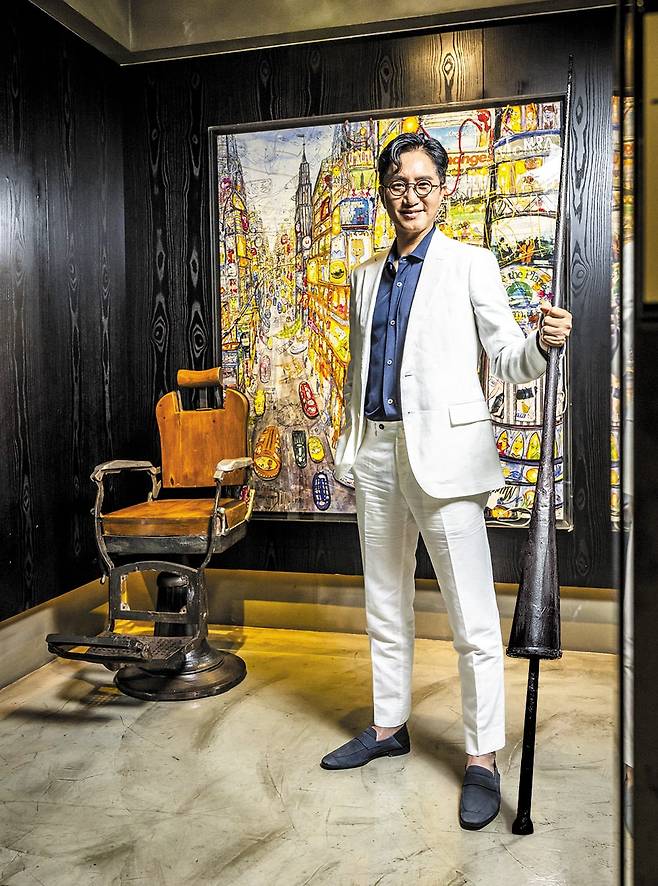 신춘수 오디컴퍼니 대표는 뉴욕 브로드웨이에서 세 번 실패하고 뮤지컬 '위대한 개츠비'로 성공했다. 창을 손에 쥔 그의 별명은 '돈키호테'. 왼쪽은 뮤지컬 '스위니 토드'의 이발소 의자. /이신영 영상미디어 기자