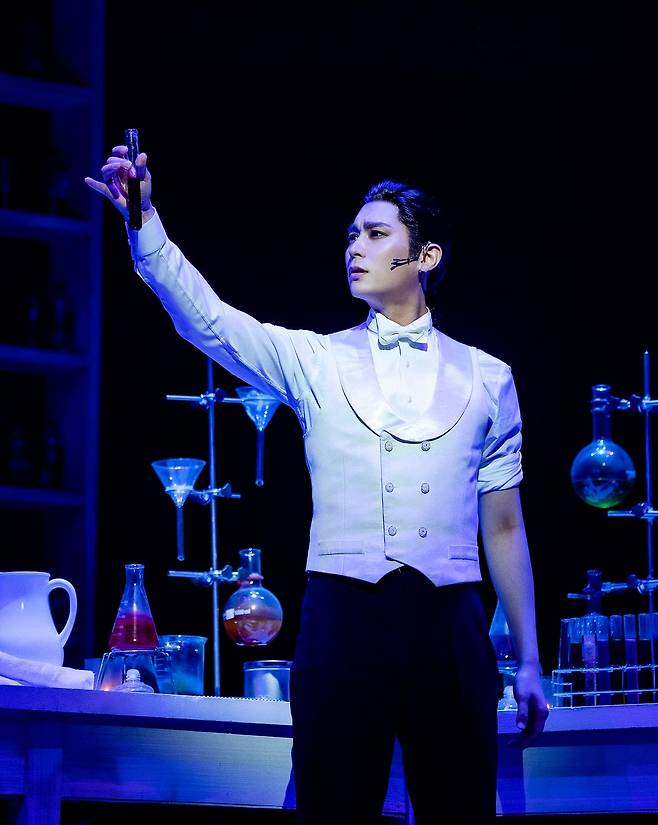 오디컴퍼니의 대표작으로 꼽히는 '지킬앤하이드'. 당시만해도 뮤지컬을 '화려한 쇼'라 생각하는 사람들에게 비극적인 스토리를 소개한다는 것은 모험에 가까웠다. 한 배역에 두명의 배우를 섭외하는 '더블캐스트'로 신춘수 대표가 처음 시도한 것. /오디컴퍼니