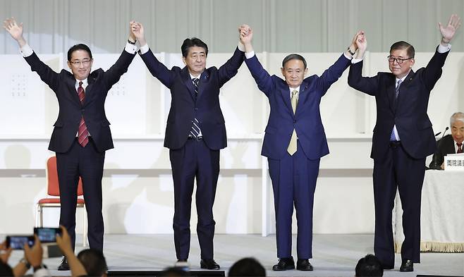 <YONHAP PHOTO-6028> 아베 총리 손 맞잡은 스가 신임 자민당 총재    (도쿄 교도=연합뉴스) 스가 요시히데(菅義偉) 일본 관방장관이 2020년 9월 14일 도쿄 한 호텔에서 열린 집권 자민당 총재 선거에서 경쟁 후보들을 압도적인 표 차로 제치고 총재에 당선됐다. 사진은 14일 총재 경선이 끝난 뒤 손을 맞잡은 기시다 후미오(왼쪽부터) 정무조사회장, 아베 신조 총리, 스가 신임 총재, 이시바 시게루 전 간사장. 이시바는 여론조사에서 2020년 1월부터 8개월간 1위였으나 파벌 정치에 의해 3위로 낙선했다. 2020.9.14  chungwon@yna.co.kr/2020-09-14 16:22:53/<저작권자 ⓒ 1980-2020 ㈜연합뉴스. 무단 전재 재배포 금지.>