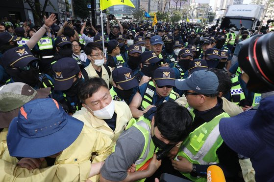 지난해 6월 17일 오전 대구 중구 중앙로 대중교통전용지구에서 열리는 제15회 대구퀴어문화축제를 앞두고 행정대집행에 나선 공무원들이 행사 차량의 진입을 막으려 하자 경찰이 이들을 해산시키는 과정에서 공무원과 경찰이 충돌해 뒤엉켜 있다. 뉴스1