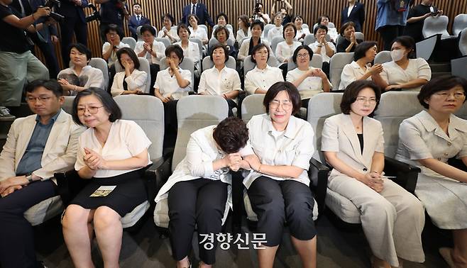 <기뻐하는 간호사들> 28일 국회 본회의에서 간호법 제정안이 통과되자 방청석에서 이를 지켜보던 대한간호협회 소속 간호사들이 기뻐하고 있다. 진료지원(PA) 간호사의 의료 행위가 이르면 내년 6월부터 합법화된다. 성동훈 기자