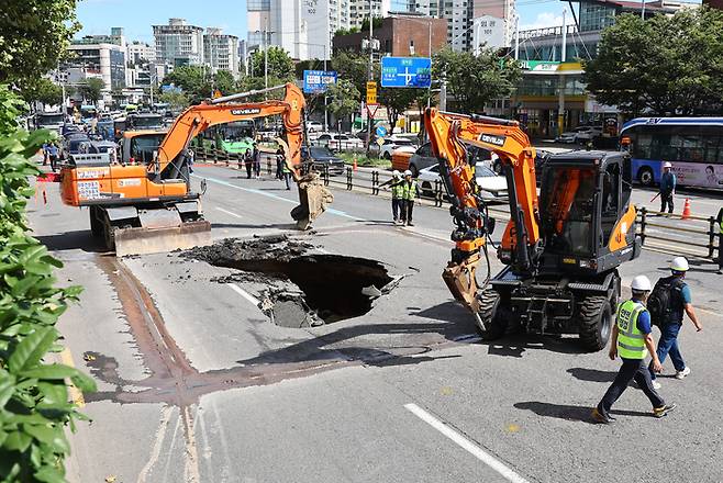 29일 오전 서울 서대문구 연희동 성산로 땅 꺼짐 사고 현장에서 복구작업이 이루어지는 모습.