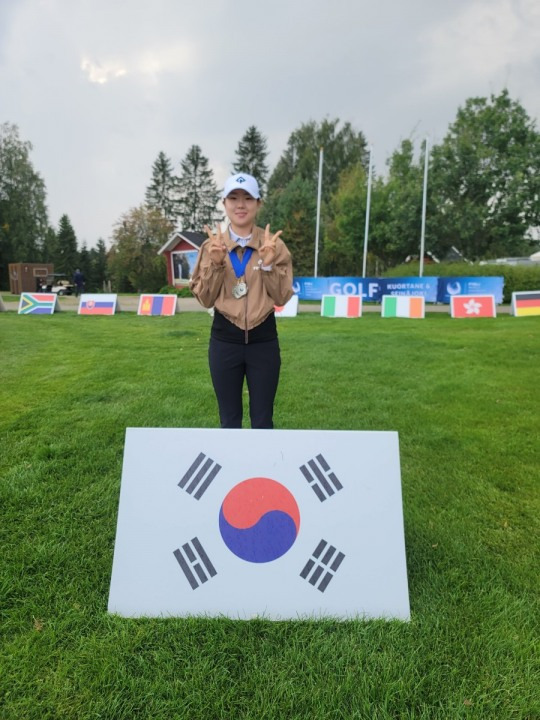 여자 개인전 2위를 차지한 최정원(한국체대)이 메달을 걸고 포즈를 취하고 있다. [한국대학골프연맹 제공]