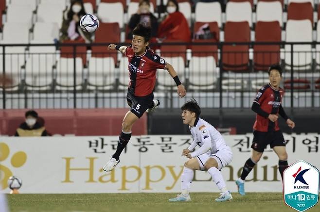 부천 FC 시절 김강산(사진 왼쪽). 사진=한국프로축구연맹