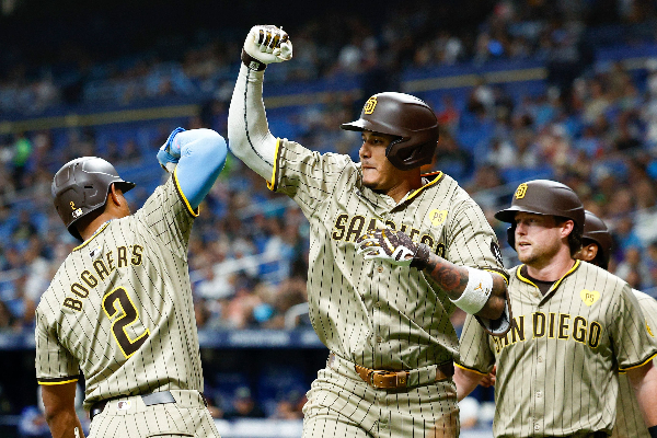 마차도가 2회 스리런 홈런을 때린 뒤 동료들의 환영을 받고 있다. 사진= Getty Images via AFP= 연합뉴스 제공