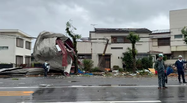 태풍 산산이 일본 열도에 31일 상륙하며 피해가 커지고 있다. 사진은 29일 미야자키현에서 태풍 '산산'으로 인해 피해를 입은 건물의 모습./사진=로이터