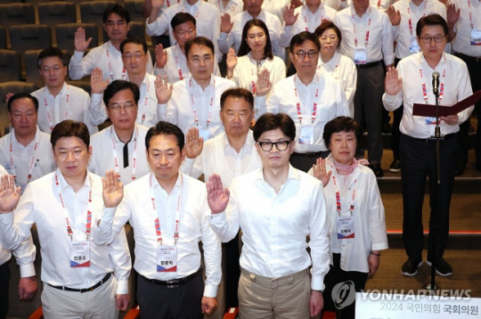 국민의힘 한동훈 대표 등이 30일 인천 영종도 인천국제공항공사 인재개발원에서 열린 2024 국회의원 연찬회에서 결의문을 낭독하고 있다. 연합뉴스