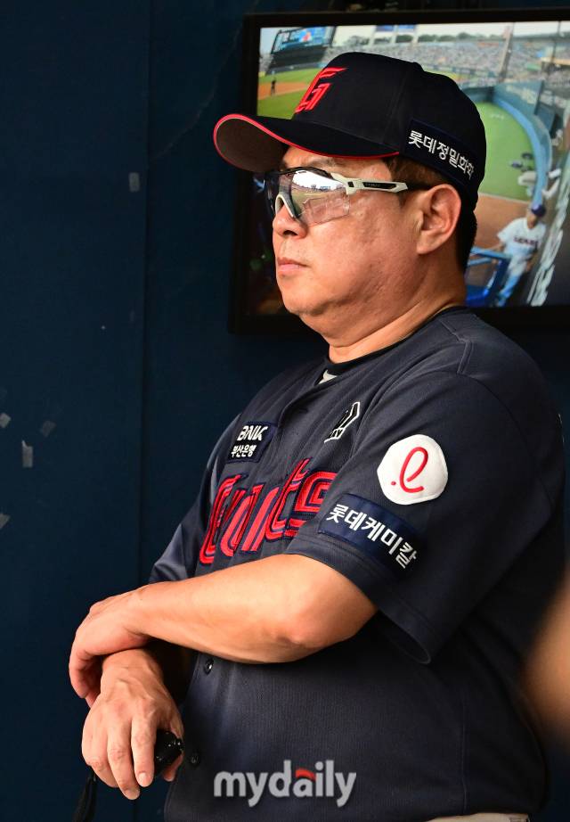 2024년 8월 31일 서울 잠실구장에서 '2024 신한 SOL Bank KBO리그, 롯데 자이언츠와 두산 베어스의 경기가 열렸다. 롯데 김태형 감독이 작전을 내고 있다./잠실 = 유진형 기자 zolong@mydaily.co.kr