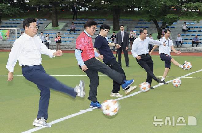 [서울=뉴시스] 고승민 기자 = 26일 서울 여의도 국회 운동장에서 열린 여야 국회의원 축구대회에서 우원식 국회 의장 등 내빈들이 시축을 하고 있다.왼쪽부터 박찬대 더불어민주당 원내대표, 우원식 의장, 한동훈 국민의힘 대표, 주호영 국회 부의장. (공동취재) 2024.08.26. photo@newsis.com