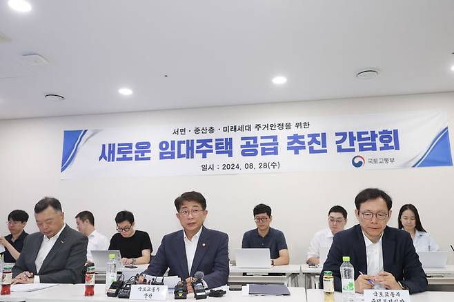 [서울=뉴시스] 박상우 국토교통부 장관이 28일 오전 삼각지역에 위치한 한 공공지원민간임대주택에 방문, 리츠 주도로 공급된 민간임대주택의 운영 상황을 직접 시찰하고, 리츠 및 보험업계가 참여하는 최장 20년의 장기민간임대주택 유형을 새롭게 소개하고 있다. 2024.08.28. (사진 제공=국토부) photo@newsis.com *재판매 및 DB 금지