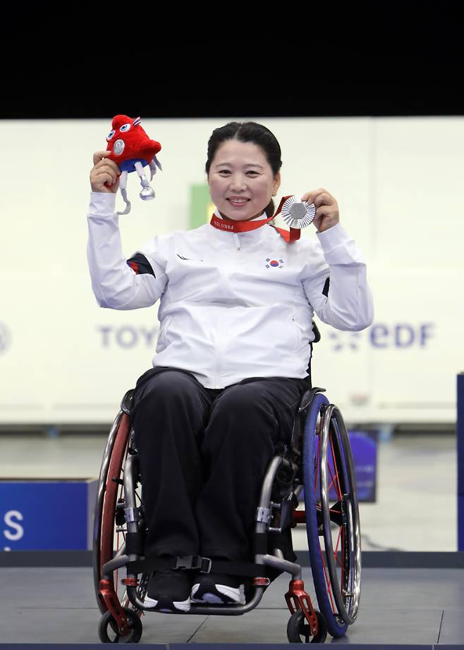 2024 파리 패럴림픽  사격 여자 10ｍ 공기소총 입사(스포츠등급 SH1) 은메달 획득 후 시상대에 오른 이윤리. 대한장애인체육회