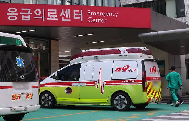 의정 갈등 장기화로 응급실 파행 우려가 커지고 있는 30일 오후 서울 시내 한 대형병원 응급실 앞에서 의료관계자가 이동하고 있다. 연합뉴스